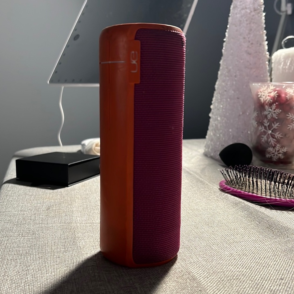 used UE boom speaker. Works perfectly fine, does not come with charger